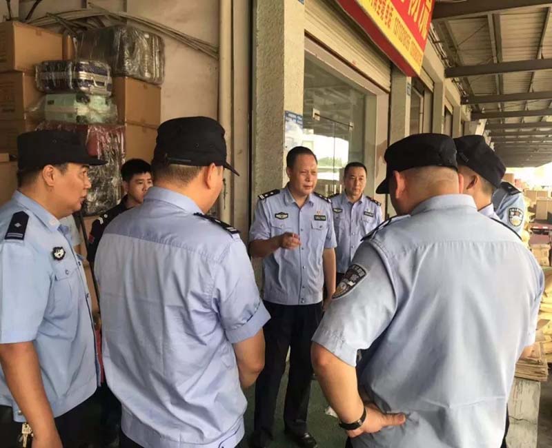 高埗鎮(zhèn)公安分局副局長(zhǎng)徐仲賀親自帶隊(duì)排查國(guó)際寄遞物流