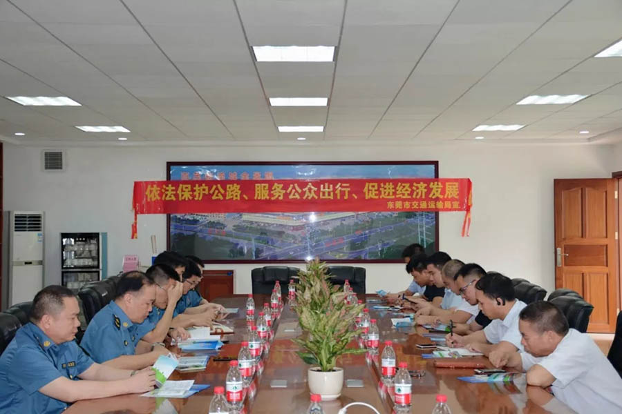 依法保護(hù)公路、服務(wù)公眾出行、促進(jìn)經(jīng)濟(jì)發(fā)展