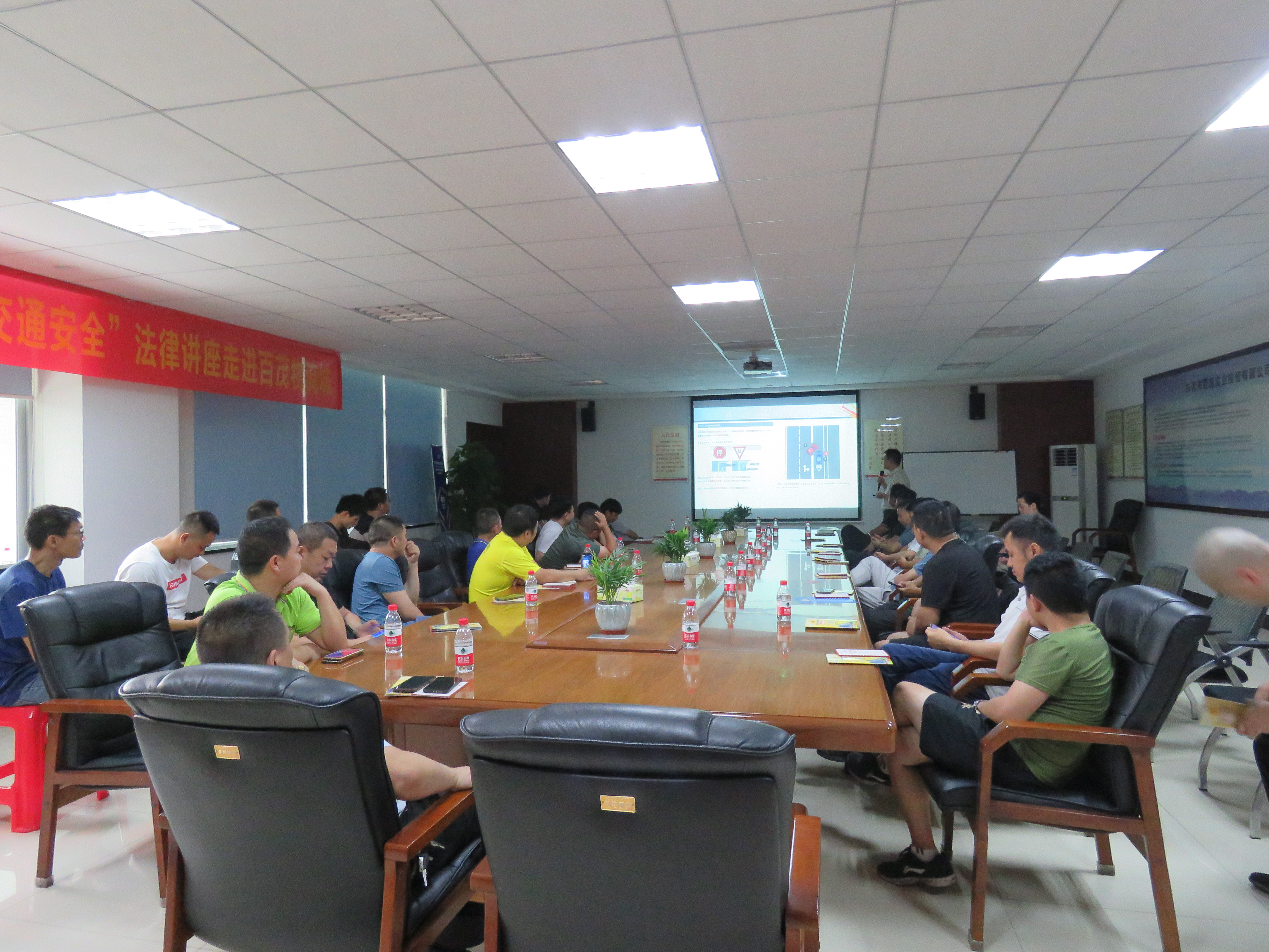 “道路交通安全”法律講座走進(jìn)百茂物流城